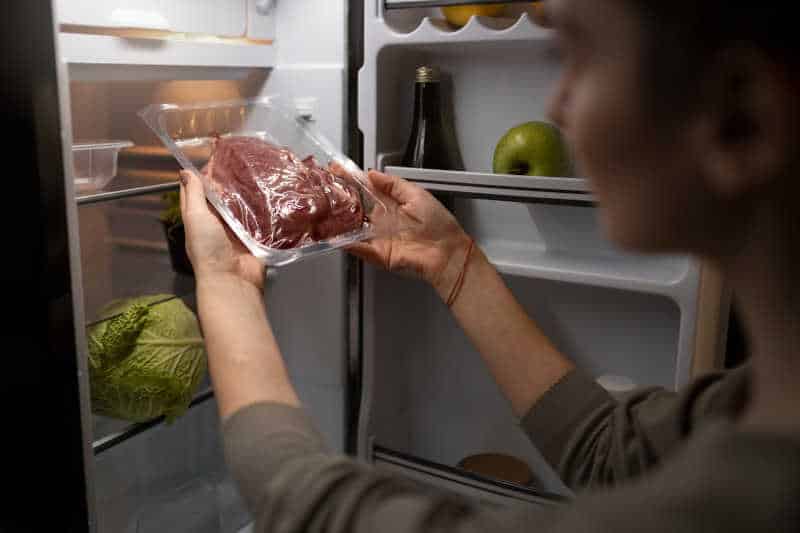 размещение мяса в холодильнике